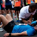 En plein semi-marathon un coureur de 34 ans fait un arrêt cardiaque : le geste qui lʼa sauvé