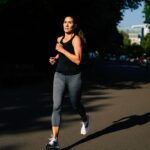 Elle court un semi-marathon par mois — son cœur cachait pourtant une anomalie depuis des années
