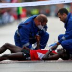 Il sʼeffondre quelques minutes après la ligne dʼarrivée et les urgentistes pointent une erreur fréquente chez les coureurs