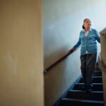 Monter les escaliers plutôt que lʼascenseur réduirait de 30 % la perte musculaire après 60 ans selon les gériatres
