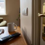 Télécommande · poignées · interrupteurs : ces objets concentrent les virus à la maison en hiver