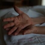 Ce signe dans vos mains au réveil : ce quʼil dit de votre santé cardiaque selon les médecins