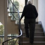 Après 60 ans monter les escaliers deux fois par jour suffit pour les poumons : les pneumologues fixent la dose minimale