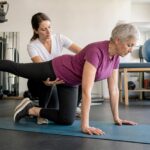 Après 65 ans ce sont les fessiers qui lâchent en premier : les kinés donnent le seul mouvement à garder
